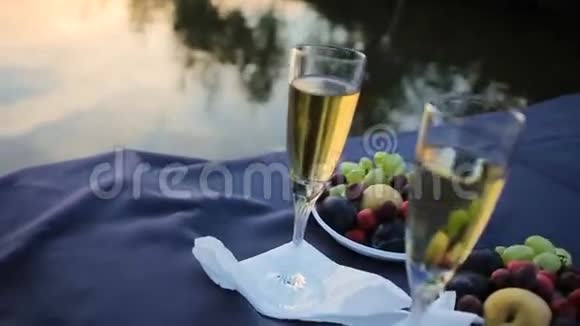 两个香槟酒杯对着一个湖视频的预览图