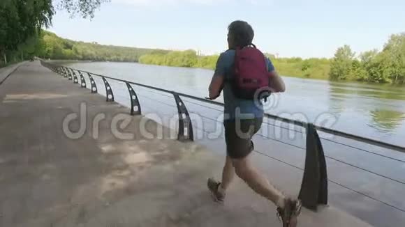 早上在河堤上背背包训练的成人慢动作视频的预览图