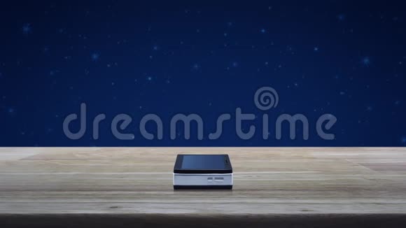 现代智能手机屏幕上的信息标志平面图标放在木制桌子上幻想的夜空和月亮上商务客户视频的预览图