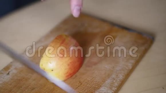 切苹果切片准备烘焙苹果派的原料厨师用木板切割健康苹果视频的预览图