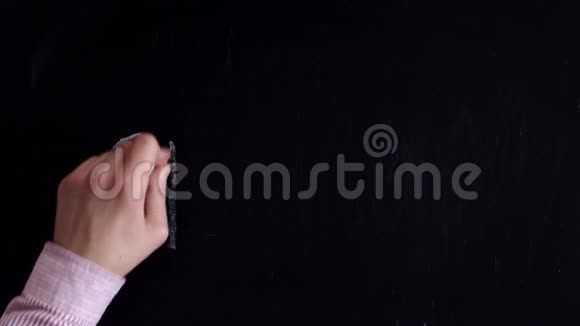 一个人手把春天这个词写在黑板上粉笔板上的弹簧视频的预览图