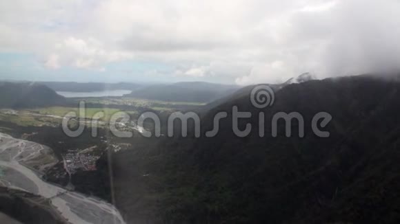 从新西兰的直升机窗口可以看到森林绿浓的顶景视频的预览图