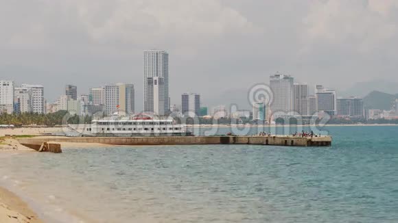 芽庄海岸有泊位和旅游船视频的预览图