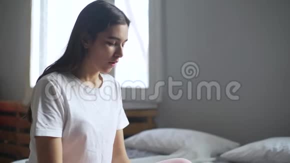 悲伤的女人看着怀孕测试意外的哭声视频的预览图