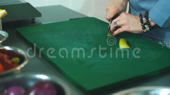 厨师烹饪食物切割手刀准备蔬菜视频的预览图