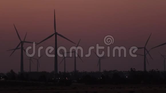 风力涡轮机在日落时旋转视频的预览图