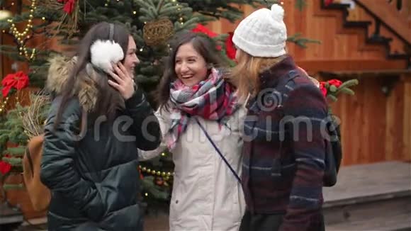 笑女朋友在圣诞市场上开心的肖像快乐的朋友在一起度过时光视频的预览图