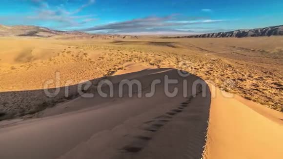 在国家公园AltynEmel的一个沙丘顶上的人类脚印4K时间推移2016年9月阿拉木图和视频的预览图