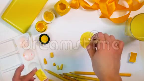 设计师画太阳黄色调色板艺术家的工作场所时光流逝视频的预览图
