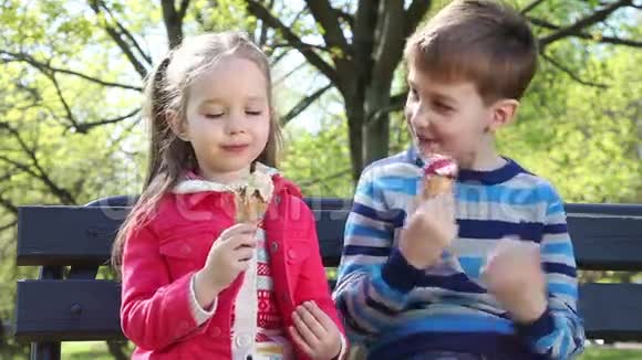 孩子们舔着冰淇淋锥视频的预览图