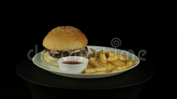 带牛肉和土豆的美味汉堡视频的预览图