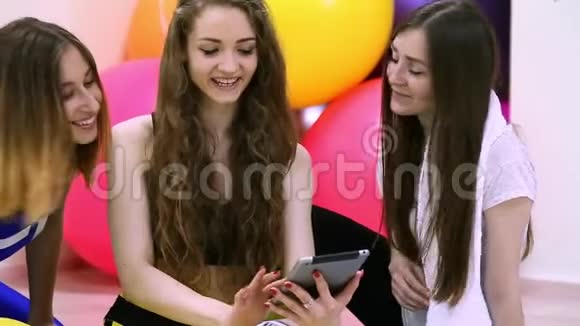 年轻开朗的白种人女性群体使用平板电脑视频的预览图