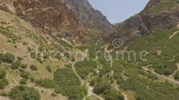 高漠山脉崎岖峡谷的鸟瞰图视频的预览图