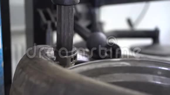 人从汽车车轮上取下橡胶视频的预览图