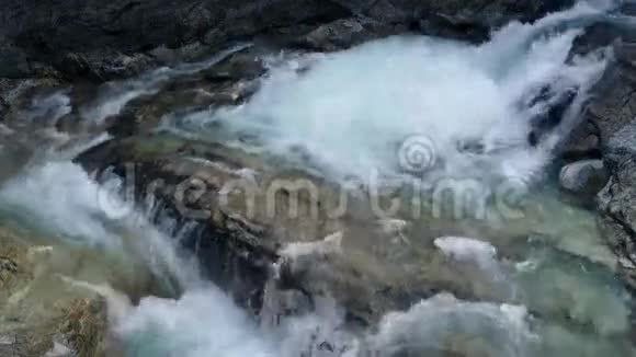 巨大的河流冲过火山岩视频的预览图