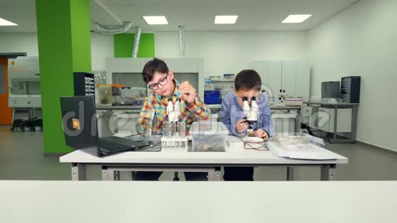 热心学校男生在学校实验室做科学实验视频的预览图
