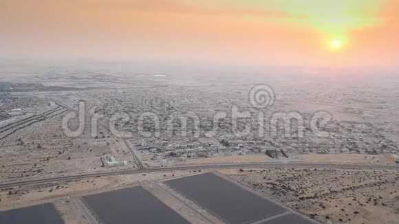 迪拜联合起来阿拉伯帝国阿联酋2017年11月20日迪拜及其周围环境的顶部景观高速公路的交通视频的预览图