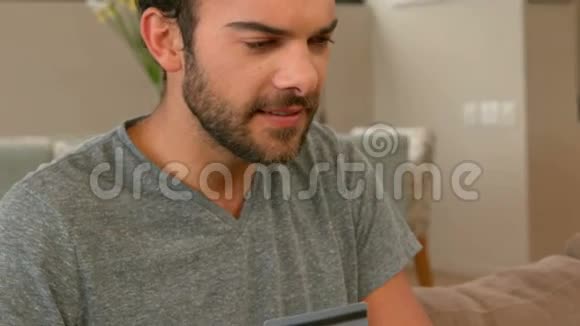 一个带着笔记本电脑的快乐男人视频的预览图