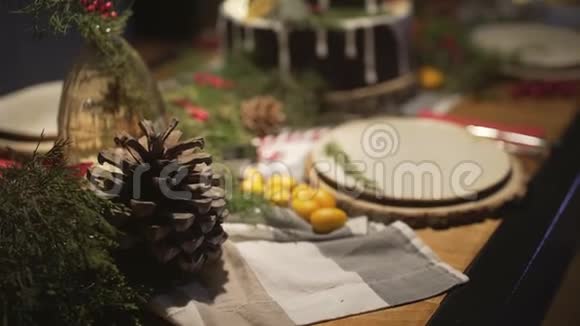圣诞餐桌上装饰着美味的姜饼家庭浪漫温馨的新年气氛视频的预览图