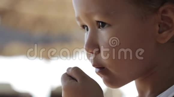 可爱的小女孩坐在秋千上吃红色的西瓜视频的预览图