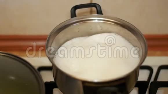 家庭厨房用开水和泡沫食品煮锅视频的预览图