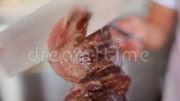 提供各种肉类的菜肴视频的预览图