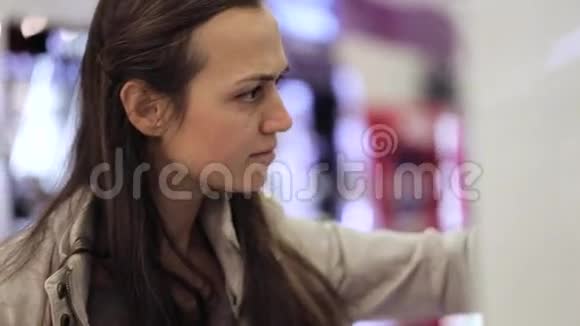 在超市选购商品的年轻美女的特写镜头视频的预览图