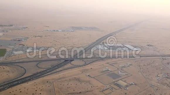 迪拜联合起来阿拉伯帝国阿联酋2017年11月20日迪拜及其周围环境的顶部景观高速公路的交通视频的预览图