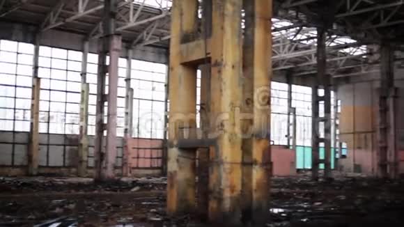 废弃的工厂里面有一个屋顶从雨中漏出来调色视频的预览图