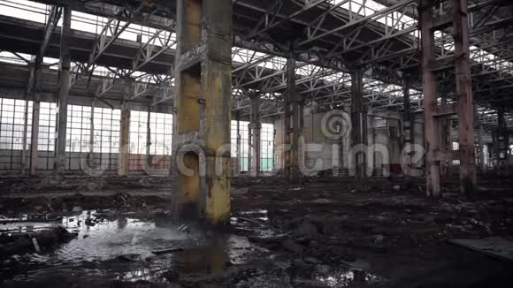 废弃的工厂里面有一个屋顶从雨中漏出来调色视频的预览图
