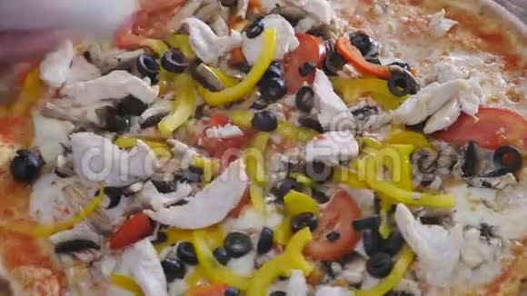 披萨在盘子木板上手工切割与披萨切刀上景关门视频的预览图