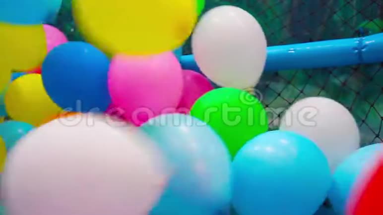 五颜六色的气球到处吹视频的预览图