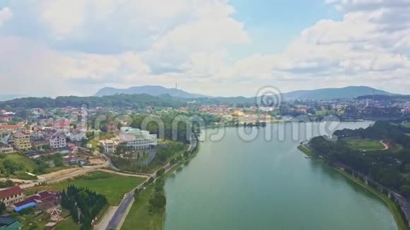 美妙的鸟瞰宁静的湖泊河岸上的城市视频的预览图