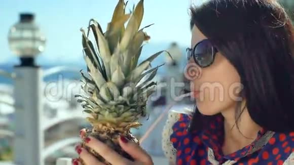 美丽的年轻女子在酒吧海滩喝新鲜鸡尾酒在暑假视频的预览图