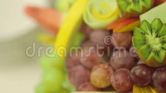 各种新鲜水果的特写镜头视频的预览图