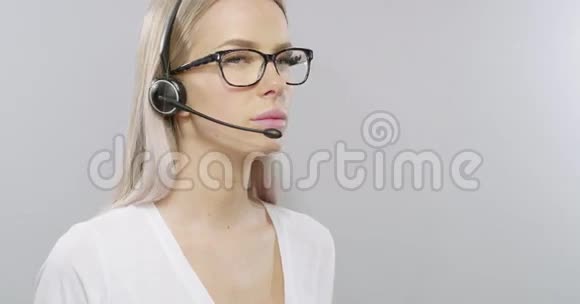 微笑客户服务或带耳机的服务台妇女视频的预览图