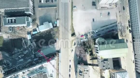 街道交通和道路交叉口的空中拍摄顶部视图4K视频视频的预览图