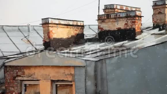 雪落在老城房子屋顶的背景上视频的预览图