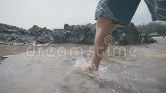 在海滩上散步的年轻人视频的预览图