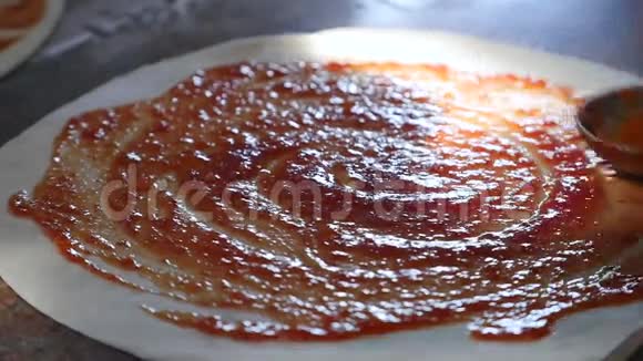 把番茄酱贴在披萨面团上视频的预览图