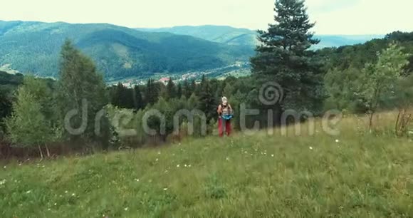 站在高山上的男游客视频的预览图