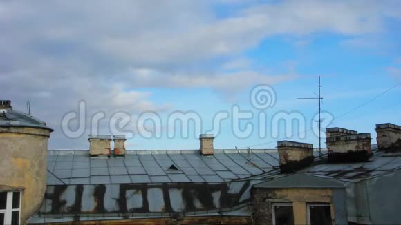 时间流逝的云彩笼罩在旧城的屋顶上视频的预览图