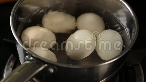 在热水锅里煮鸡蛋复活节彩蛋视频的预览图