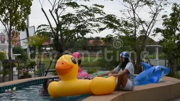 亚洲泰国女人在游泳池上玩和游泳动物玩具橡皮视频的预览图