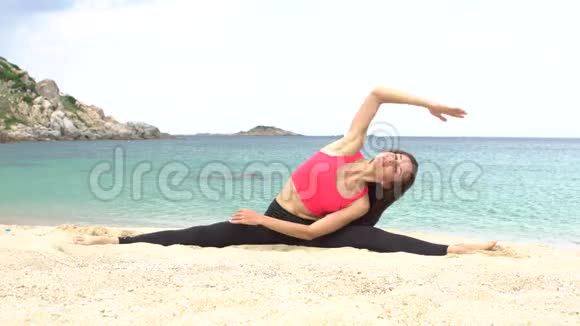 年轻的运动女性在海边做伸展运动健康活跃的生活方式理念视频的预览图