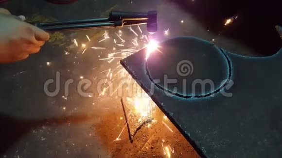 金属工人使用气割钢视频的预览图