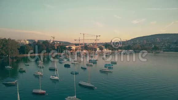 瑞士苏黎世城市景观和湖滨航空拍摄视频的预览图