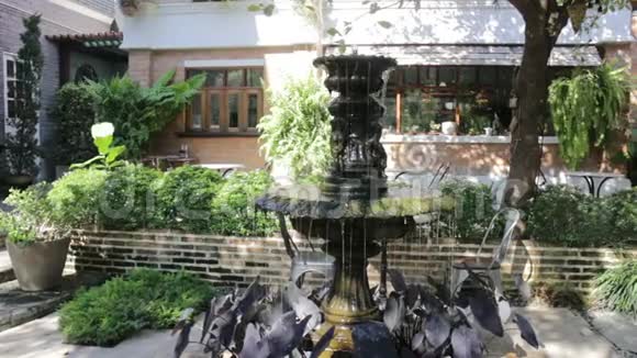 两层的花园喷泉流淌着水视频的预览图
