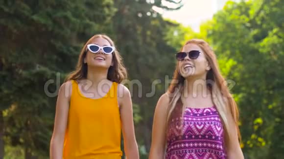 少女或朋友在夏季公园散步视频的预览图