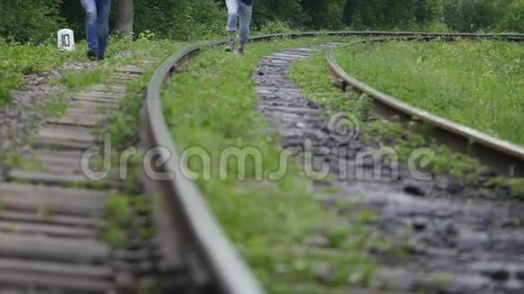 两个人在铁轨上奔跑的腿视频的预览图